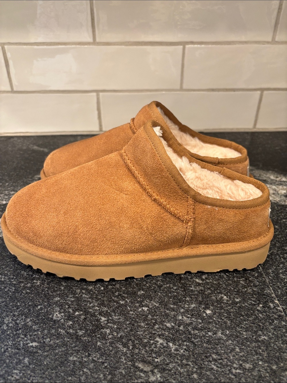UGG Classic Mini Slipper – Chestnut – Size 7 – Style 1108193 - NEW - Picture 3 of 12